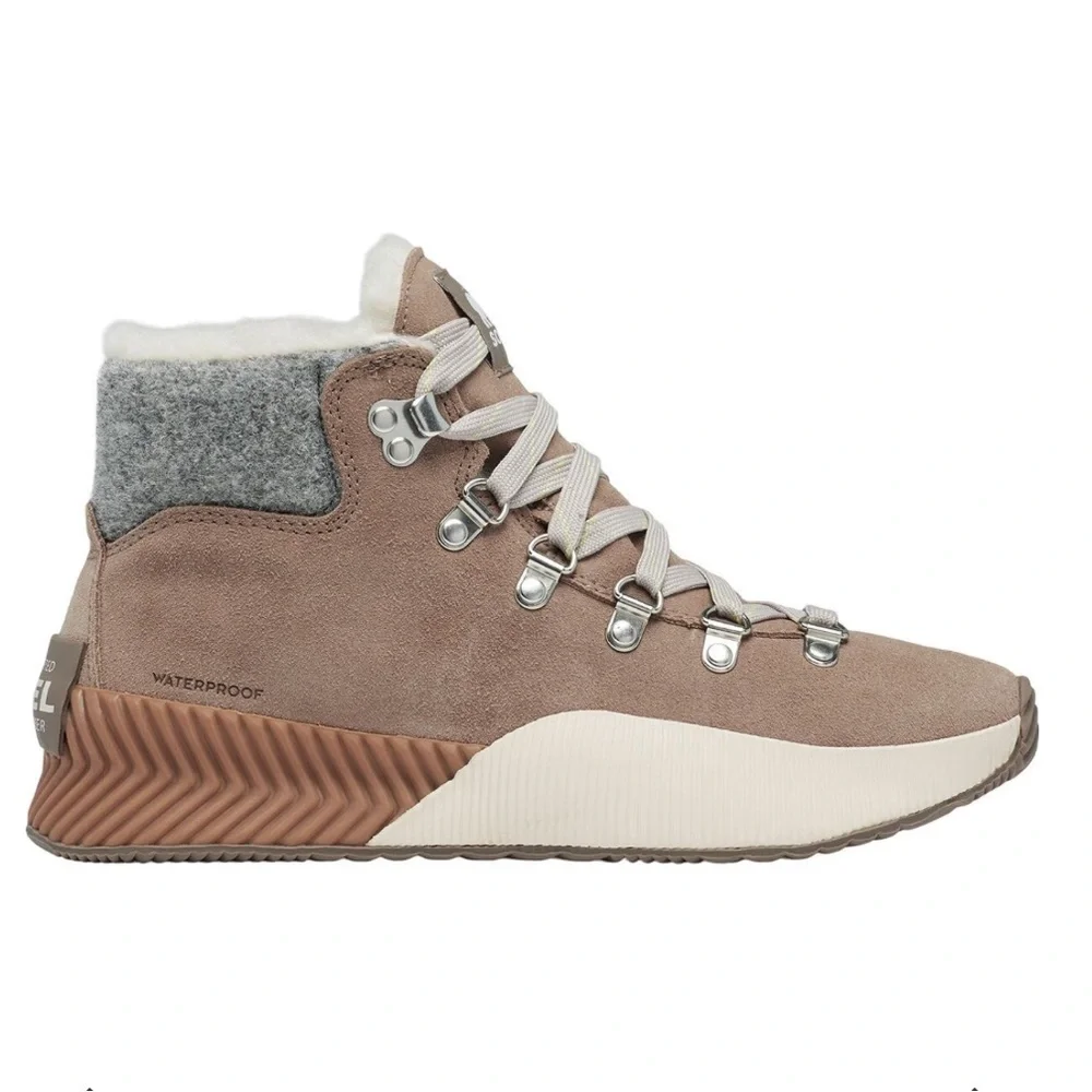 NWOT Sorel Out and About III Conquest Tan and White Fleece-Lined Boots-Size 8